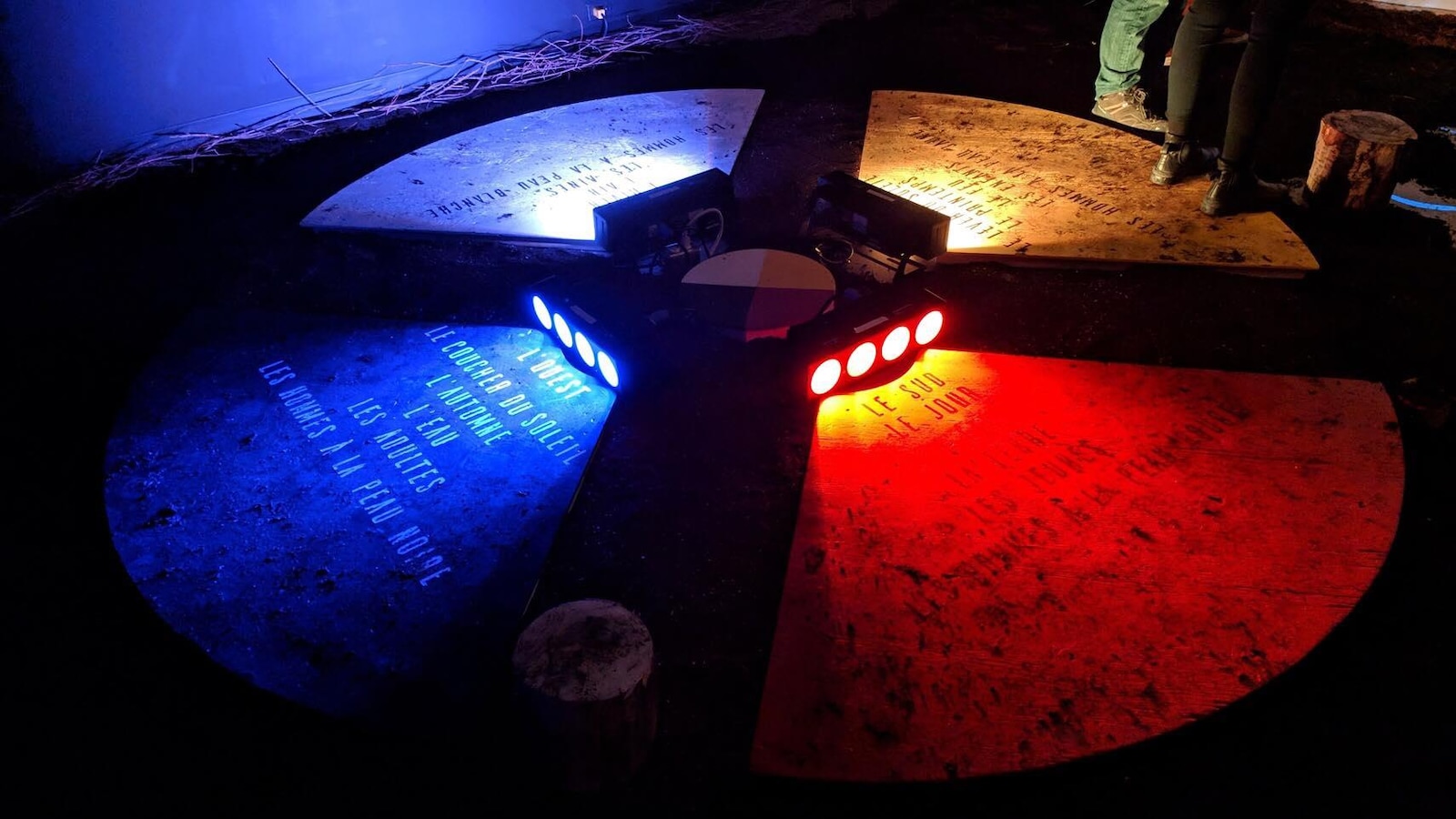 Des lumières de couleurs différentes illuminent le sol où il est inscrit des informations sur l'histoire des autochtones de la région. Des lumières de couleurs différentes illuminent le sol où il est inscrit des informations sur l'histoire des autochtones de la région.
