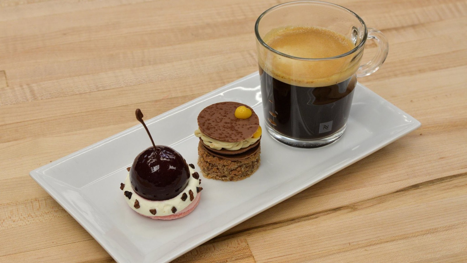 Le café gourmand gagnant d'Anaïs (qui sera servi dans une dizaine de restaurants participants) : Forêt macaron et Plaisir café Le café gourmand gagnant d'Anaïs (qui sera servi dans une dizaine de restaurants participants) : Forêt macaron et Plaisir café