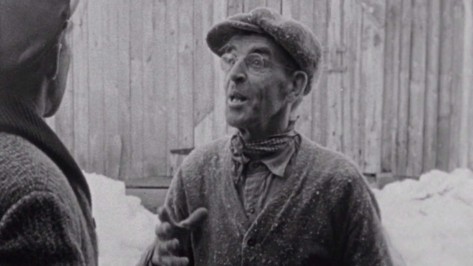 Una escena de la película <em>Pour la suite du monde</em> (1963), film directed by Michel Brault, Pierre Perrault and Marcel Carrière” title=”A scene from the film <em>Pour la suite du monde</em> (1963), film directed by Michel Brault, Pierre Perrault and Marcel Carrière”/><figcaption>A scene of the movie <em>for the rest of the world</em> (1963), film directed by Michel Brault, Pierre Perrault and Marcel Carrière <strong>Photo: National Football Federation</strong>
<br />
</figcaption>
<br />
</figure>
<h2><strong>Humanism and generosity</strong></h2>
<p>All the work of Pierre Perreault (<em>A country without common sense!</em> <em>Akkadian, Akkadian?!</em>, <em>the luminous beast</em>…) breathes from this openness to the Other, from this desire to show –in short– to highlight, from this desire to share that is deeply moving. Inside <em>for the rest of the world</em> –which perhaps boasts one of the most beautiful titles in all of our cinematography– is perhaps even more lively. Because if the film is enough to see, of course, it is also an ingenious and generous way of teaching everyone to live with their eyes raised. Beauty and poetry of images, straight ethics, always looking at the right height, neither too low nor too high, a loose tongue in front of a microphone on the lookout: </p>
<blockquote class=