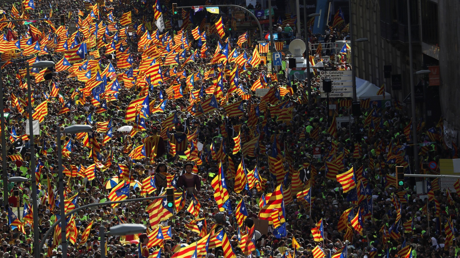 Des milliers de personnes sont descendues dans les rues de Barcelone pour revendiquer l'indépendance de la Catalogne, agitant des drapeaux rouge, jaune et bleu à l'effigie de la région. Des milliers de personnes sont descendues dans les rues de Barcelone pour revendiquer l'indépendance de la Catalogne, agitant des drapeaux rouge, jaune et bleu à l'effigie de la région.