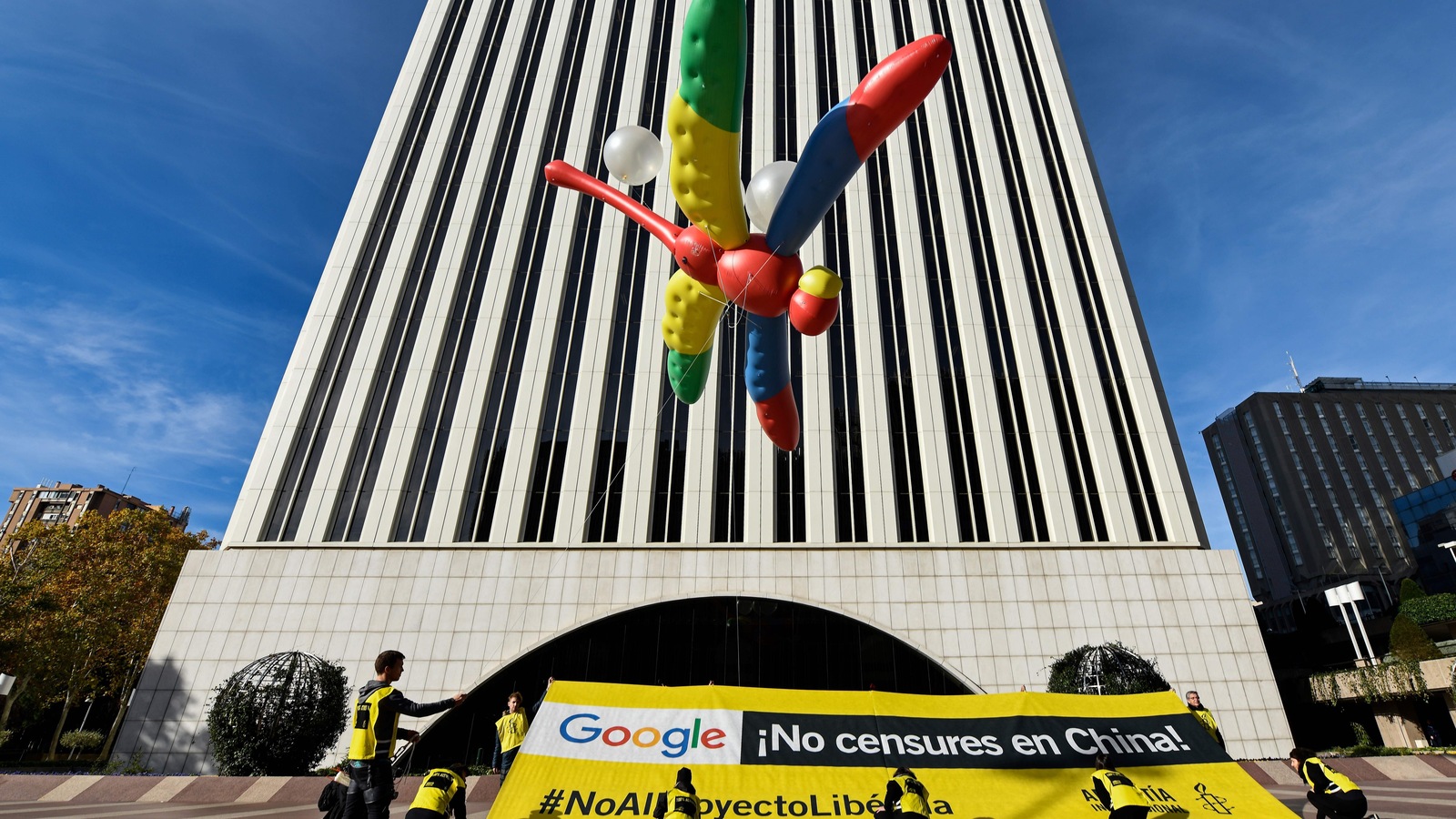 Des activistes d’Amnistie internationale tiennent un ballon géant en forme de libellule avec une bannière sur laquelle il est écrit : « Google, Pas de censure en Chine » lors d’une manifestation contre le projet de Google de lancer un moteur de recherche censuré en Chine. Des activistes d’Amnistie internationale tiennent un ballon géant en forme de libellule avec une bannière sur laquelle il est écrit : « Google, Pas de censure en Chine » lors d’une manifestation contre le projet de Google de lancer un moteur de recherche censuré en Chine.