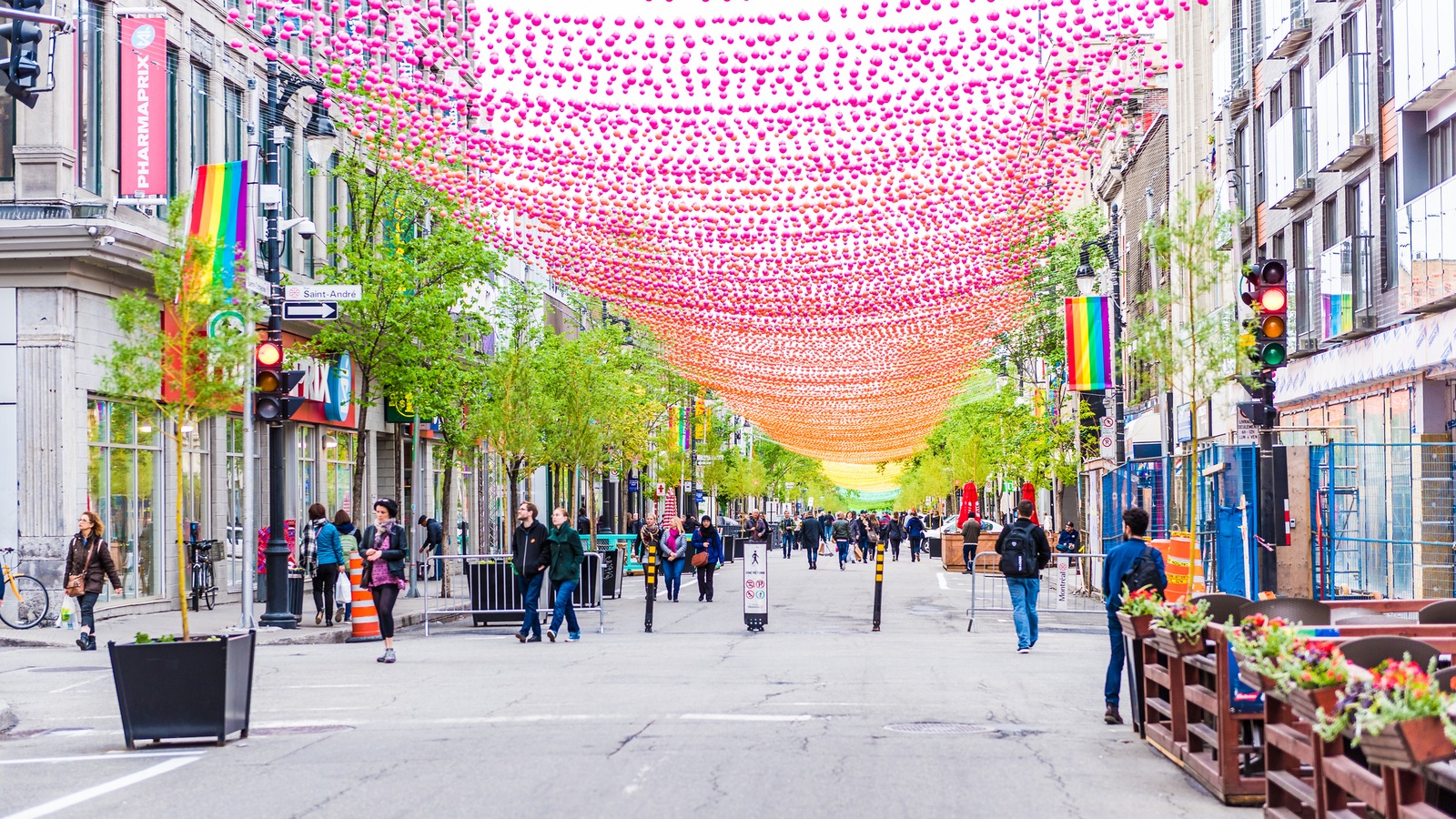 Les boules roses surplombent la rue Sainte-Catherine dans le quartier gai. Les boules roses surplombent la rue Sainte-Catherine dans le quartier gai.