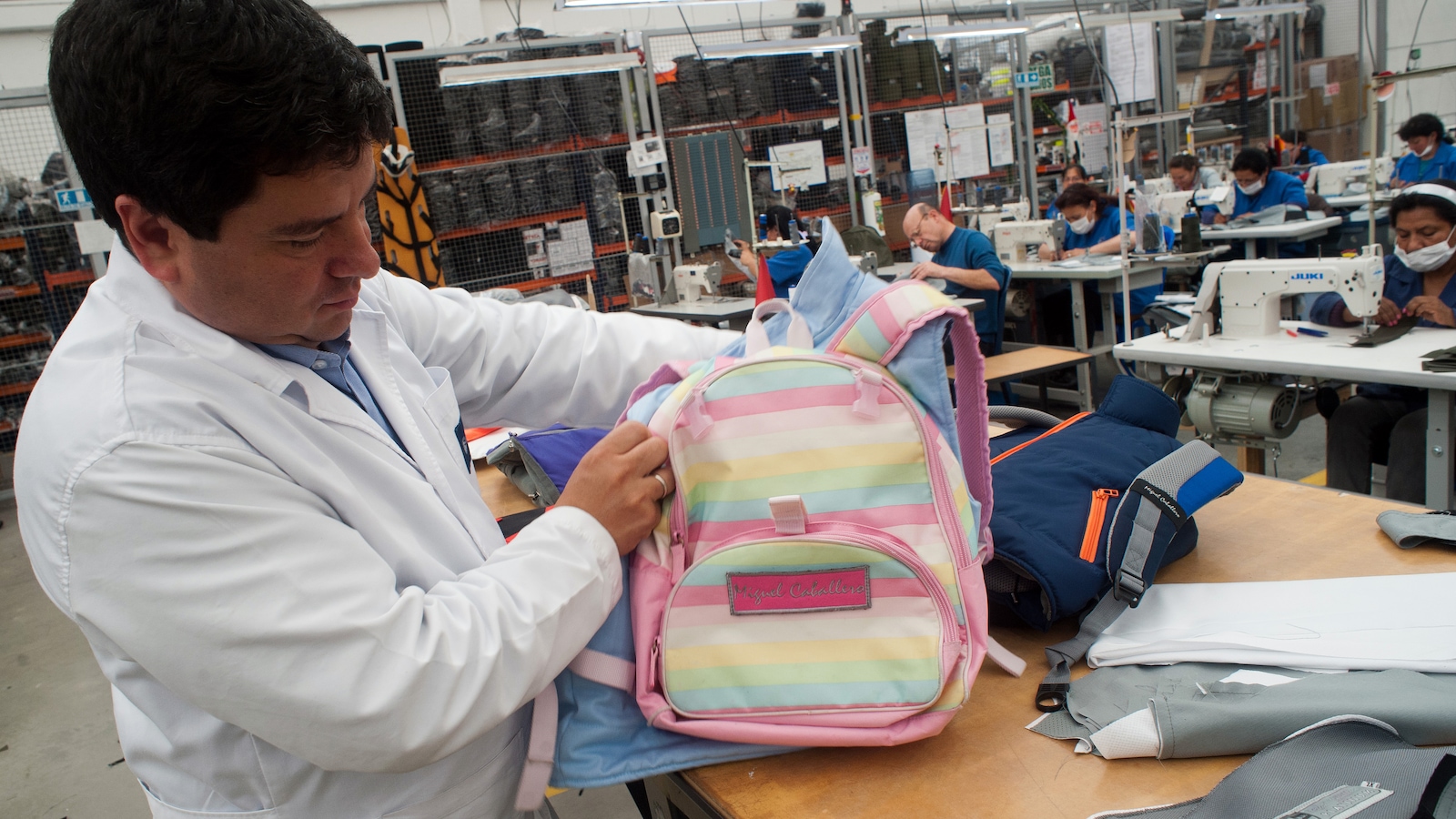 L'homme d'affaires colombien Miguel Caballero montre un sac à dos pare-balles pour enfant à son usine de Bogota, en Colombie. L'homme d'affaires colombien Miguel Caballero montre un sac à dos pare-balles pour enfant à son usine de Bogota, en Colombie.