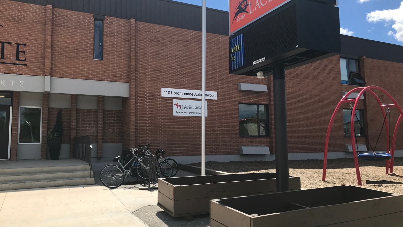 Un programme éducatif de boîtes à jardiner à l'École Lacerte. Un programme éducatif de boîtes à jardiner à l'École Lacerte.