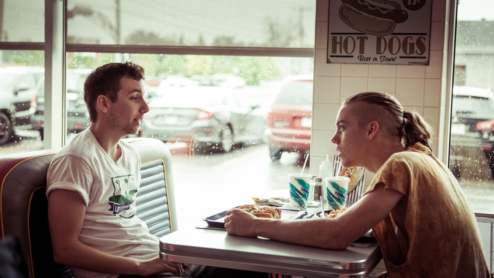 Les deux hommes sont assis l'un en face de l'autre dans un restaurant. Les deux hommes sont assis l'un en face de l'autre dans un restaurant.