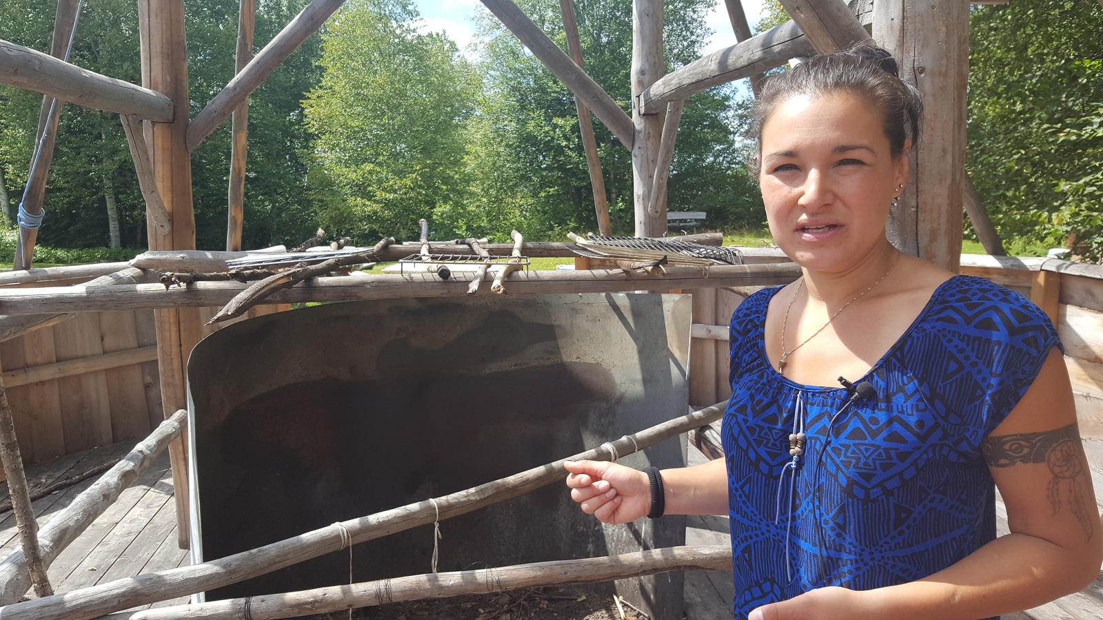 Notre guide Barbara Bulowski nous présente un four traditionnel. Des festins et des fêtes sont organisés ici. Notre guide Barbara Bulowski nous présente un four traditionnel. Des festins et des fêtes sont organisés ici.