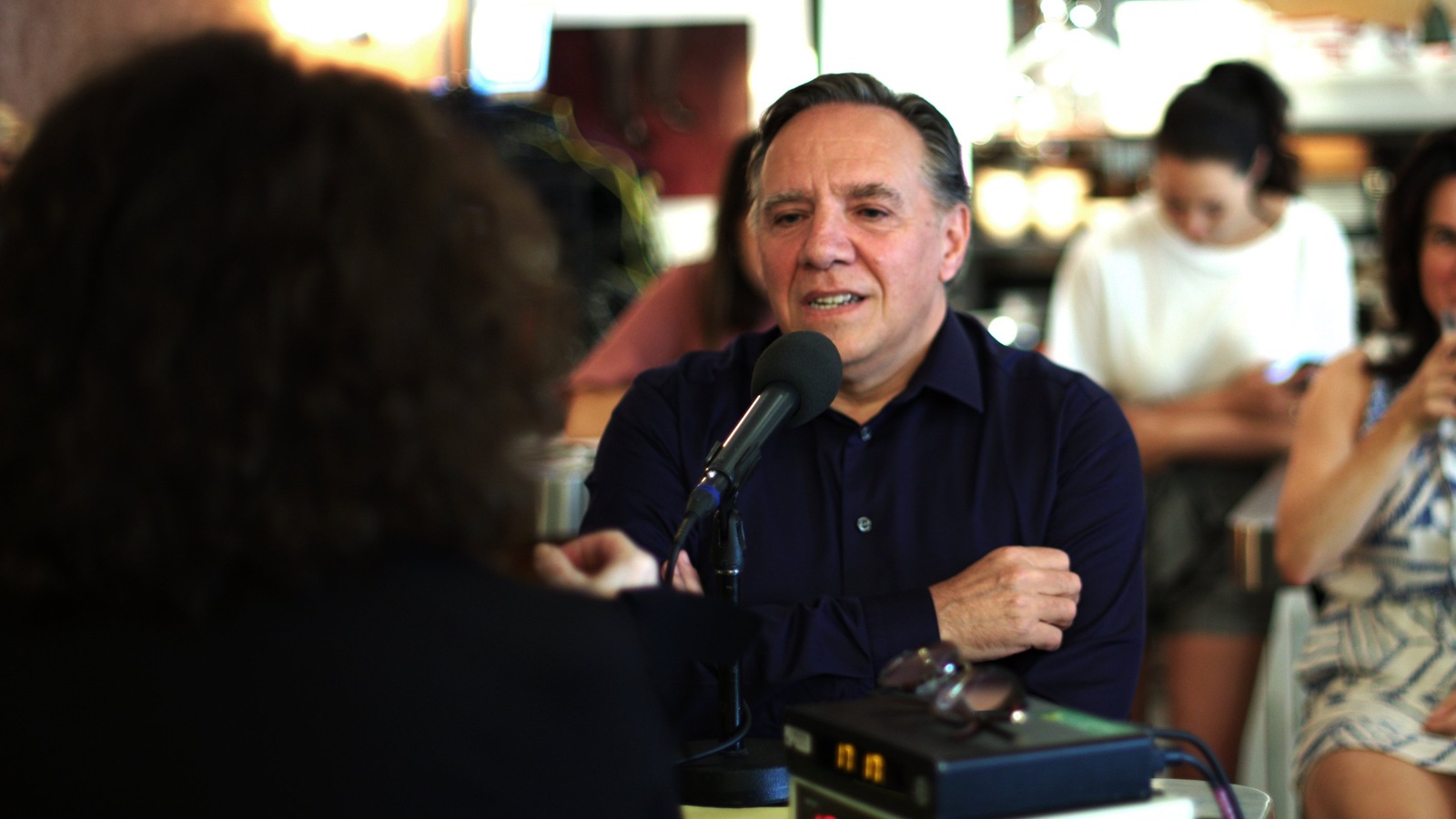 François Legault, face à Christiane Charette, de dos, et Valérie Plante à l'arrière. François Legault, face à Christiane Charette, de dos, et Valérie Plante à l'arrière.