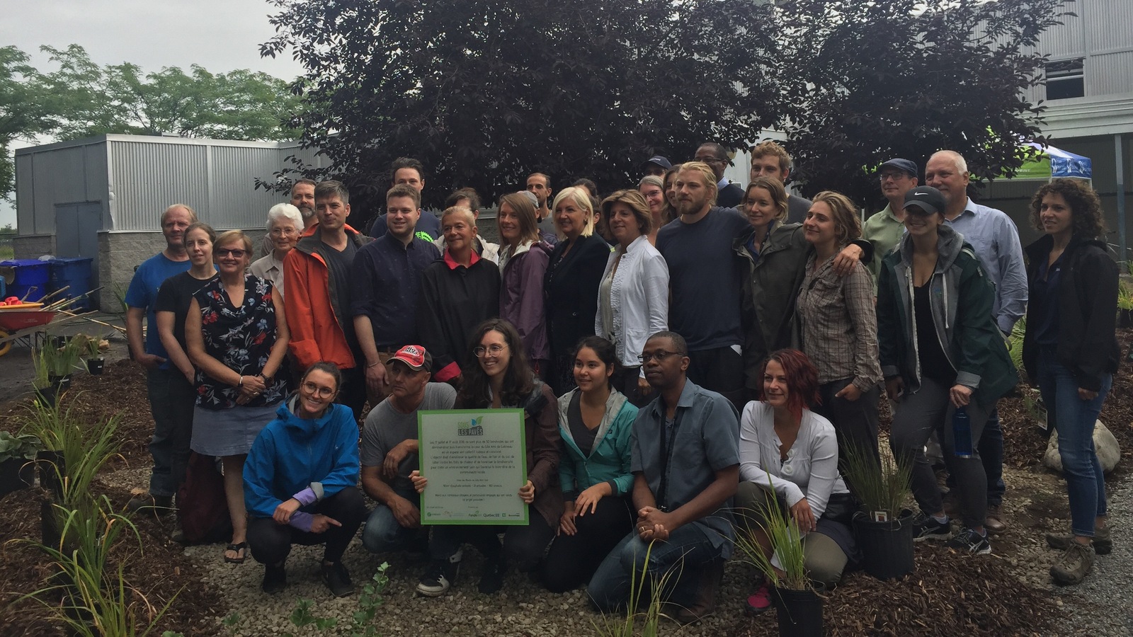 Une photo de groupe dans un jardin Une photo de groupe dans un jardin