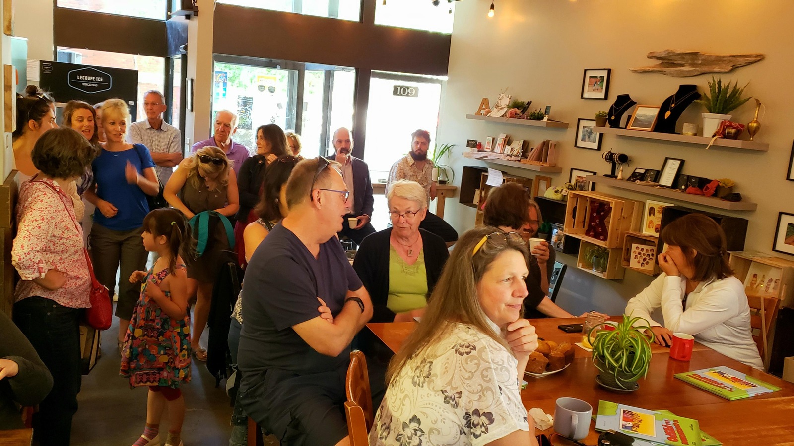 Des gens dans un café. Des gens dans un café.