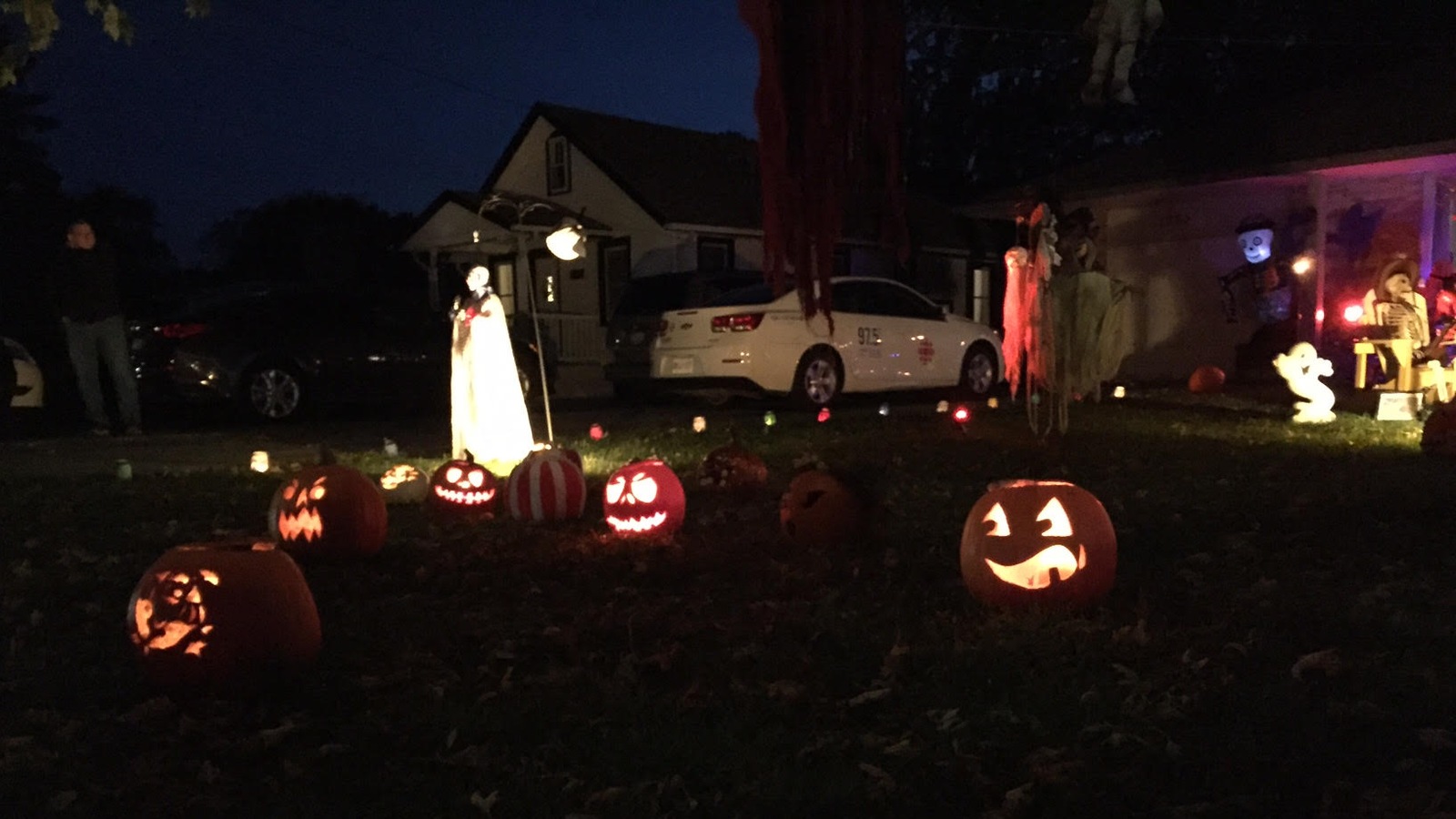 Des citrouilles sculptées et des décorations sur le gazon devant la résidence de la famille Éthier Des citrouilles sculptées et des décorations sur le gazon devant la résidence de la famille Éthier