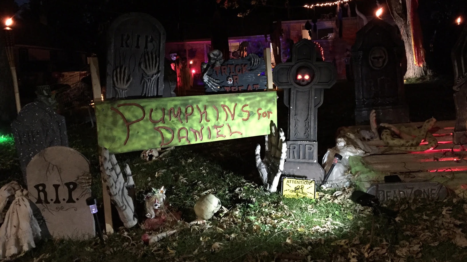 Des décorations devant la maison des Éthier, à Tecumseh Des décorations devant la maison des Éthier, à Tecumseh
