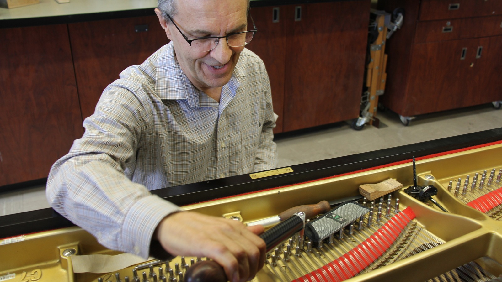 Denis Brassard accorde les pianos à la Faculté de musique de l'Université de Montréal. Denis Brassard accorde les pianos à la Faculté de musique de l'Université de Montréal.
