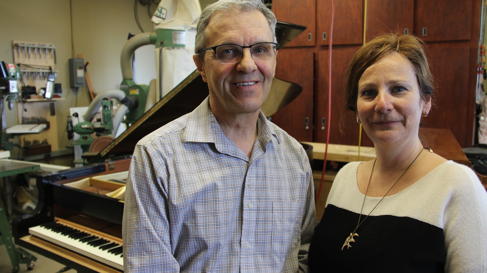 Denis Brassard, accordeur de pianos, et Nicole Languérand, directrice administrative de la Faculté de musique de l'Université de Montréal. Denis Brassard, accordeur de pianos, et Nicole Languérand, directrice administrative de la Faculté de musique de l'Université de Montréal.