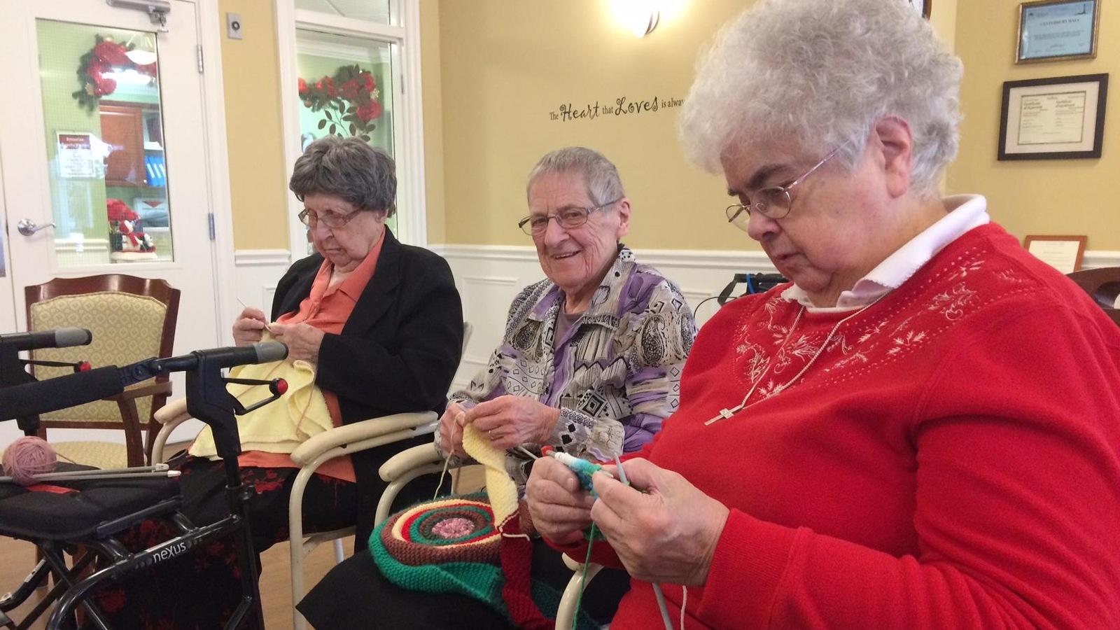 Les Soeurs Amelia Daveau, Marie Therese Arseneault et Edna Fraser tricotent leurs morceaux. Les Soeurs Amelia Daveau, Marie Therese Arseneault et Edna Fraser tricotent leurs morceaux.