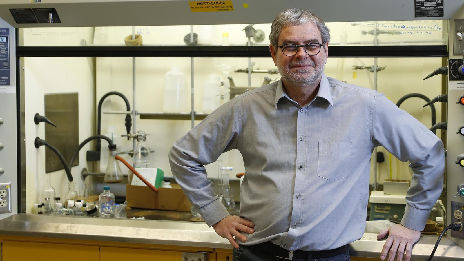 Le chimiste et professeur de chimie à l'Université Laval, Normand Voyer Le chimiste et professeur de chimie à l'Université Laval, Normand Voyer