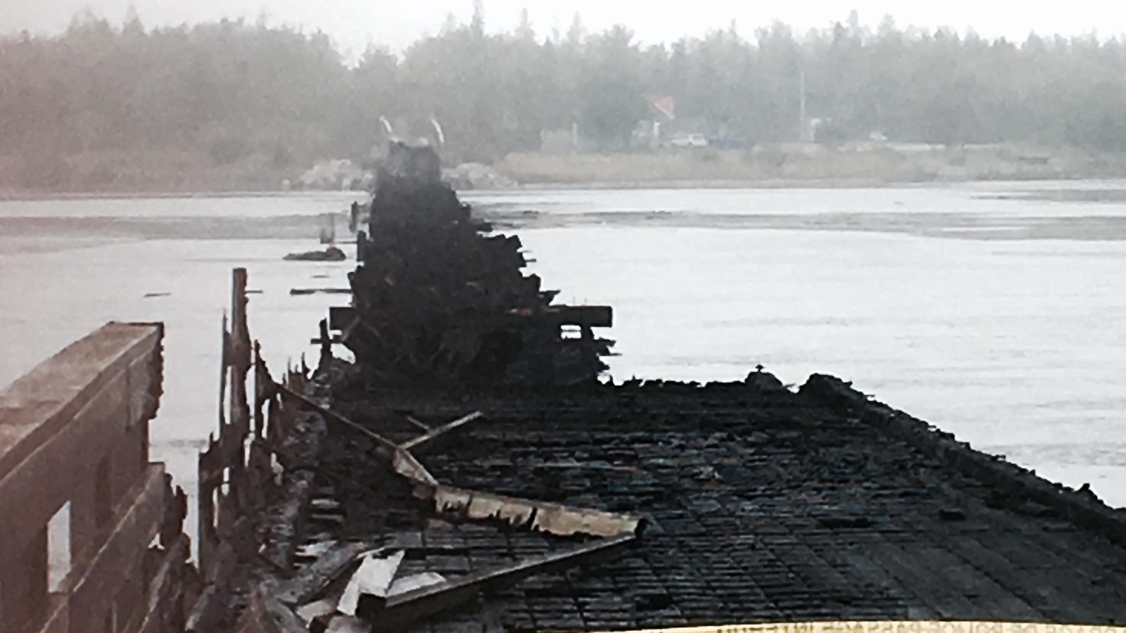 Les restes du vieux pont de bois incendié d'Inkerman, N.-B. Les restes du vieux pont de bois incendié d'Inkerman, N.-B.