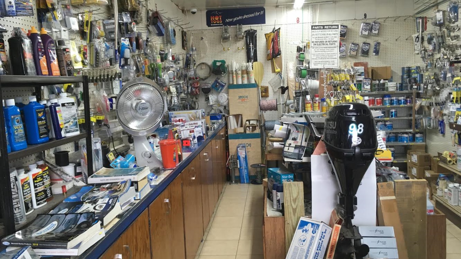 Le magasin comprend de nombreux outils pour l'équipement de bateaux. Le magasin comprend de nombreux outils pour l'équipement de bateaux.