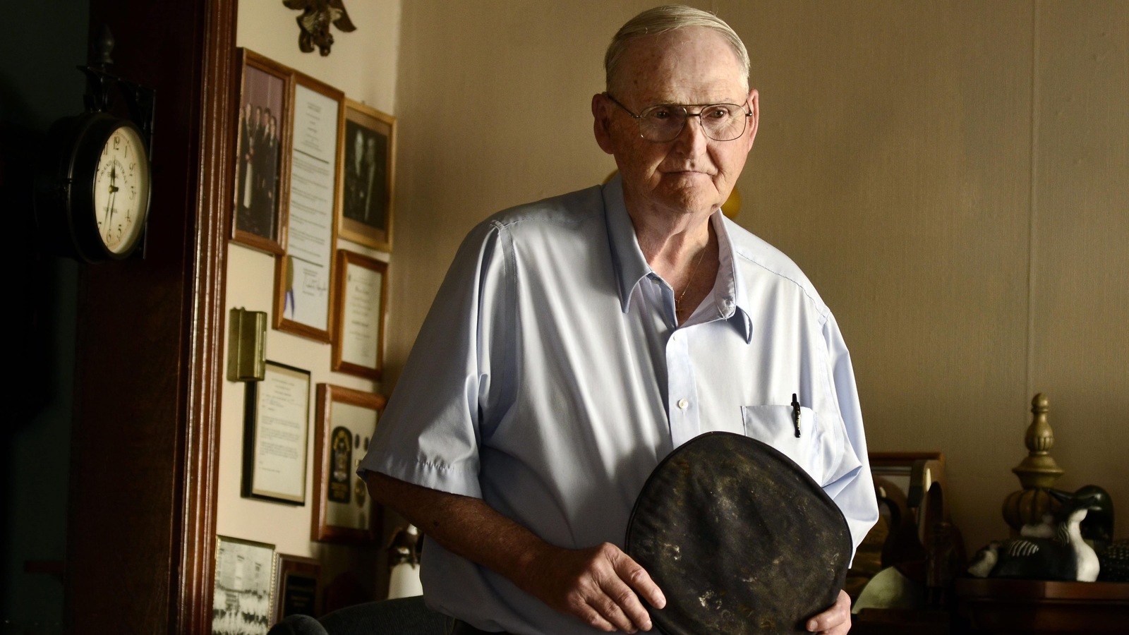 Un ancien gardien à la prison d'Attica montre la casquette qu'il portait lors des émeutes de septembre 1971. Un ancien gardien à la prison d'Attica montre la casquette qu'il portait lors des émeutes de septembre 1971.