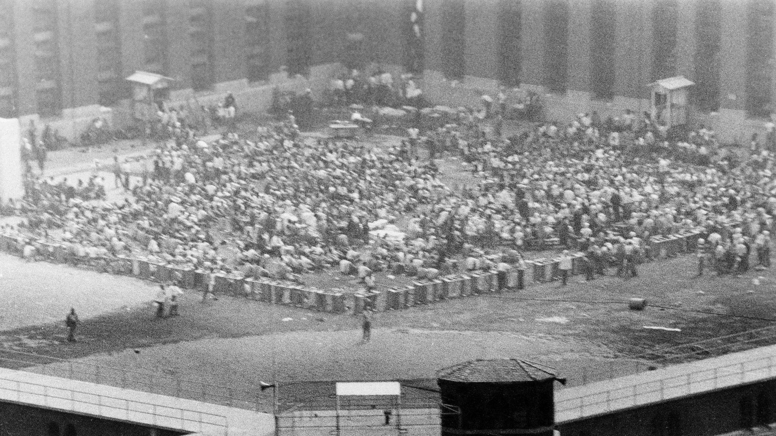 La cour du bloc D durant les émeutes de la prison d'Attica, en 1971. La cour du bloc D durant les émeutes de la prison d'Attica, en 1971.