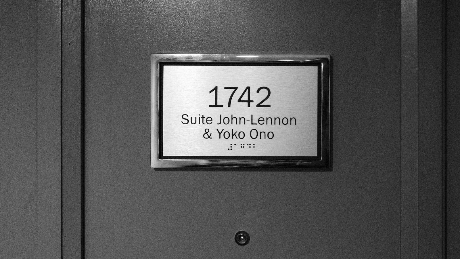 Photo en noir et blanc d'une porte sur laquelle il est écrit 1742 suite John-Lennon et Yoko Ono. Photo en noir et blanc d'une porte sur laquelle il est écrit 1742 suite John-Lennon et Yoko Ono.