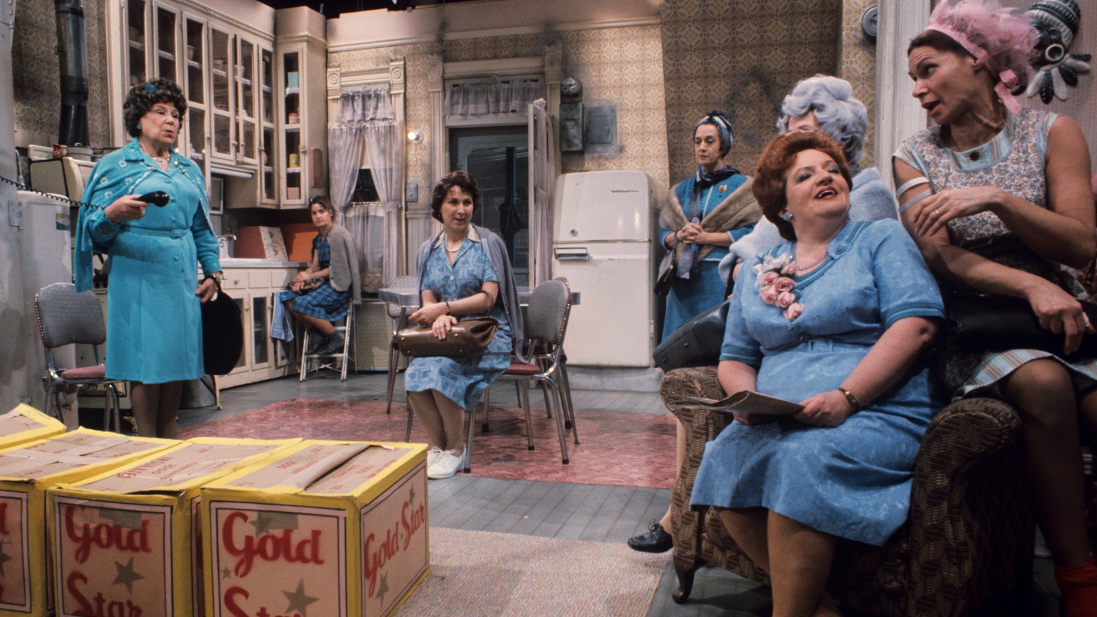 Dans une cuisine, Yvette Longpré (Sylvie Heppel), avec le récepteur
du téléphone à la main, Marie-Ange Brouillette (Amulette Garneau), Desneiges Verrette (Rita Lafontaine), Lisette de Courval, (Denise Morelle), Gabrielle Jodoin (Eve Gagnier), Germaine Lauzon (Denise Proulx) et Rose Ouimet (Monique Mercure). Dans une cuisine, Yvette Longpré (Sylvie Heppel), avec le récepteur
du téléphone à la main, Marie-Ange Brouillette (Amulette Garneau), Desneiges Verrette (Rita Lafontaine), Lisette de Courval, (Denise Morelle), Gabrielle Jodoin (Eve Gagnier), Germaine Lauzon (Denise Proulx) et Rose Ouimet (Monique Mercure).