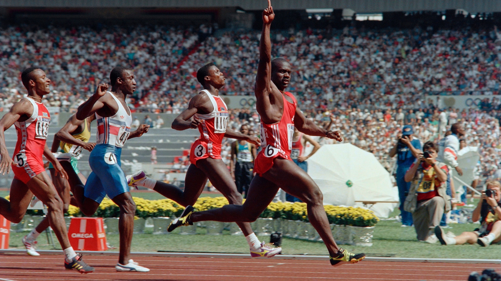 Ben Johnson est suivi par Carl Lewis, Linford Christie et Calvin Smith sur la piste du 100 m des Jeux olympiques de Séoul. Ben Johnson est suivi par Carl Lewis, Linford Christie et Calvin Smith sur la piste du 100 m des Jeux olympiques de Séoul.