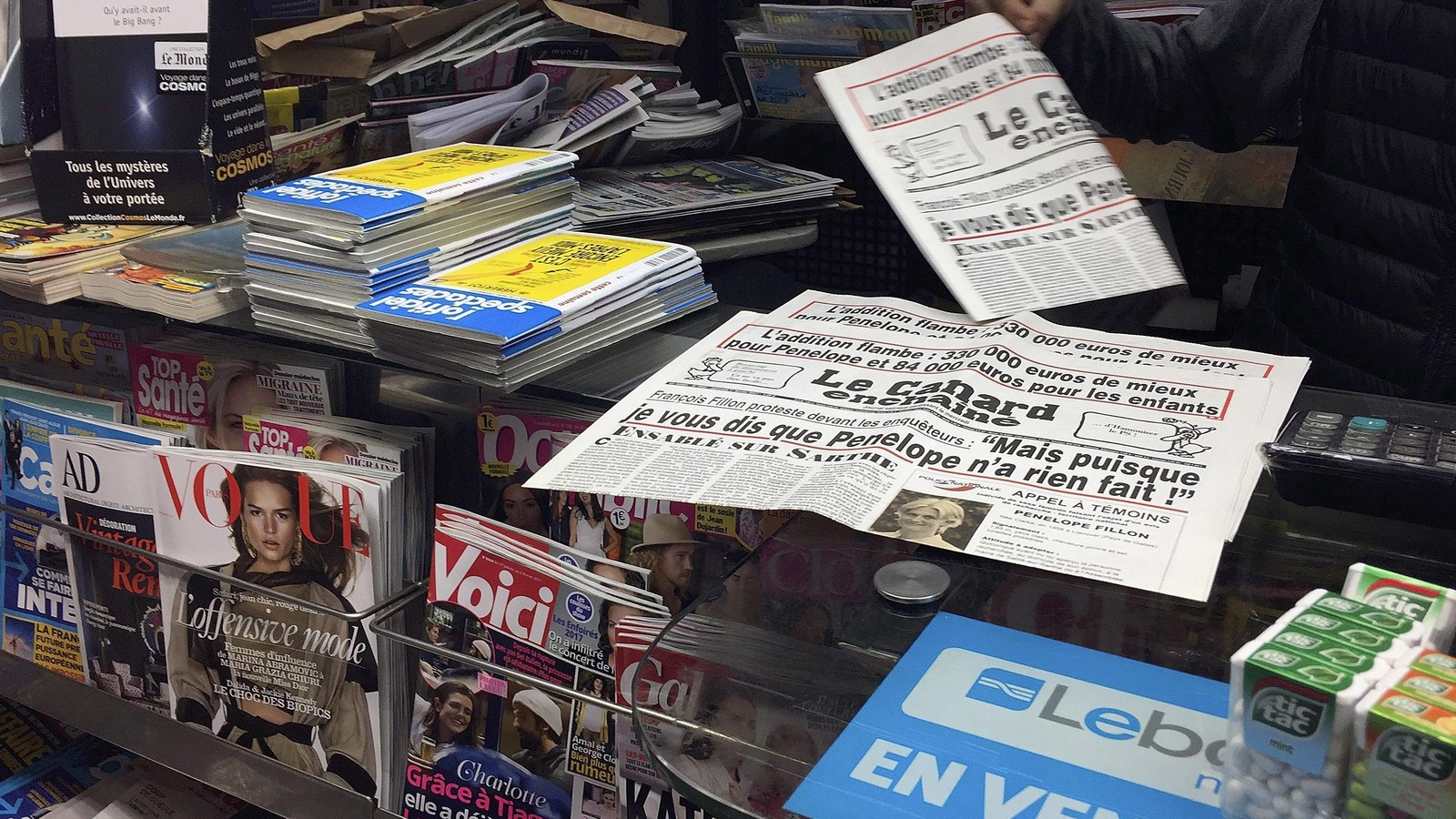 Des exemplaires du <i>Canard enchaîné</i> sur le comptoir d'un kiosque à journaux. Des exemplaires du <i>Canard enchaîné</i> sur le comptoir d'un kiosque à journaux.