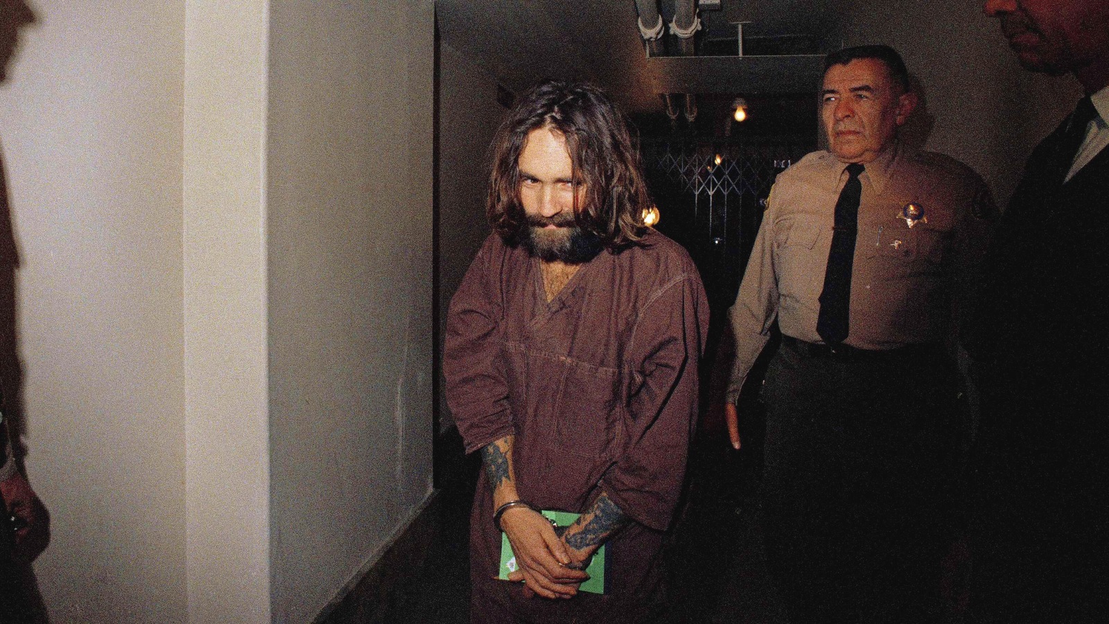 En 1969, Charles Manson est escorté en cour, à Los Angeles En 1969, Charles Manson est escorté en cour, à Los Angeles