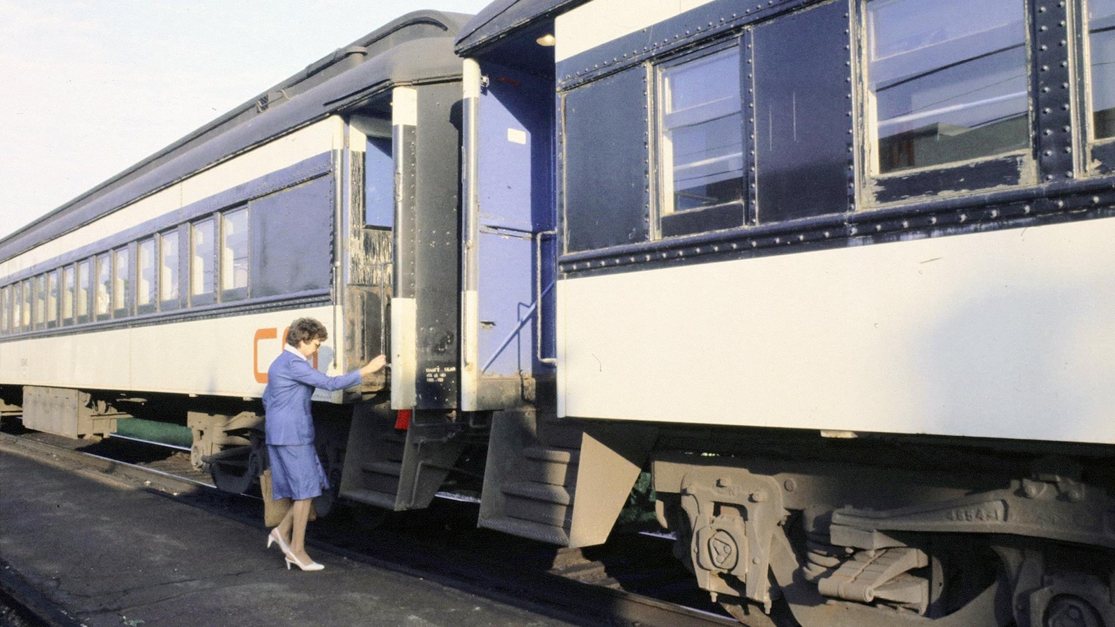 Une femme monte dans un train. Une femme monte dans un train.