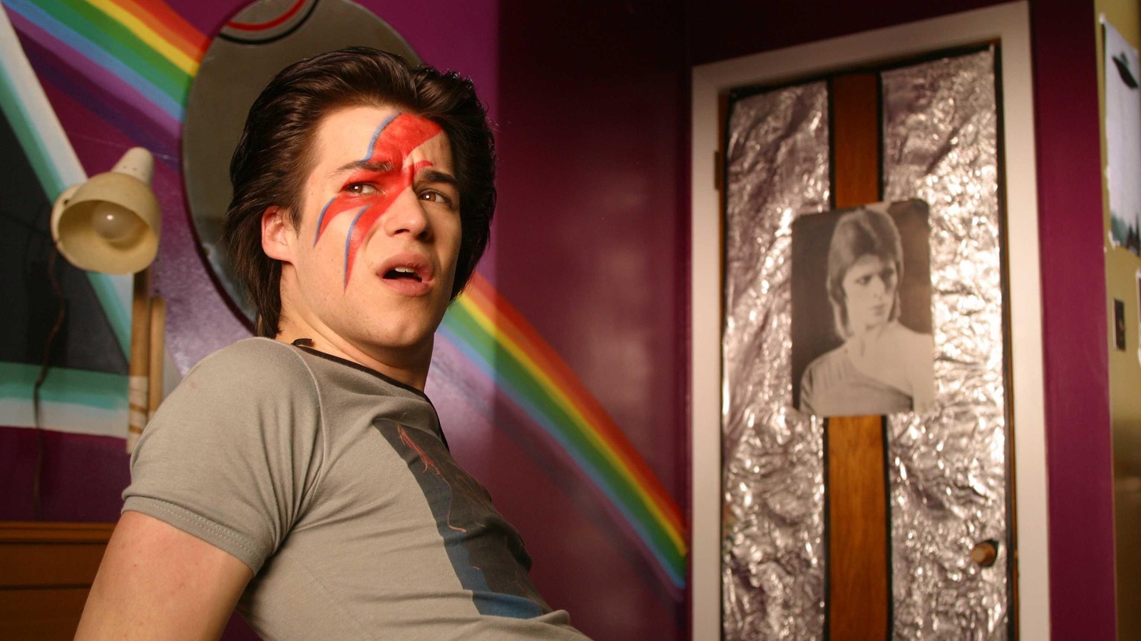 Marc-André Grondin joue un jeune gai dans le film C.R.A.Z.Y. (2005), de Jean-Marc Vallée. Marc-André Grondin joue un jeune gai dans le film C.R.A.Z.Y. (2005), de Jean-Marc Vallée.