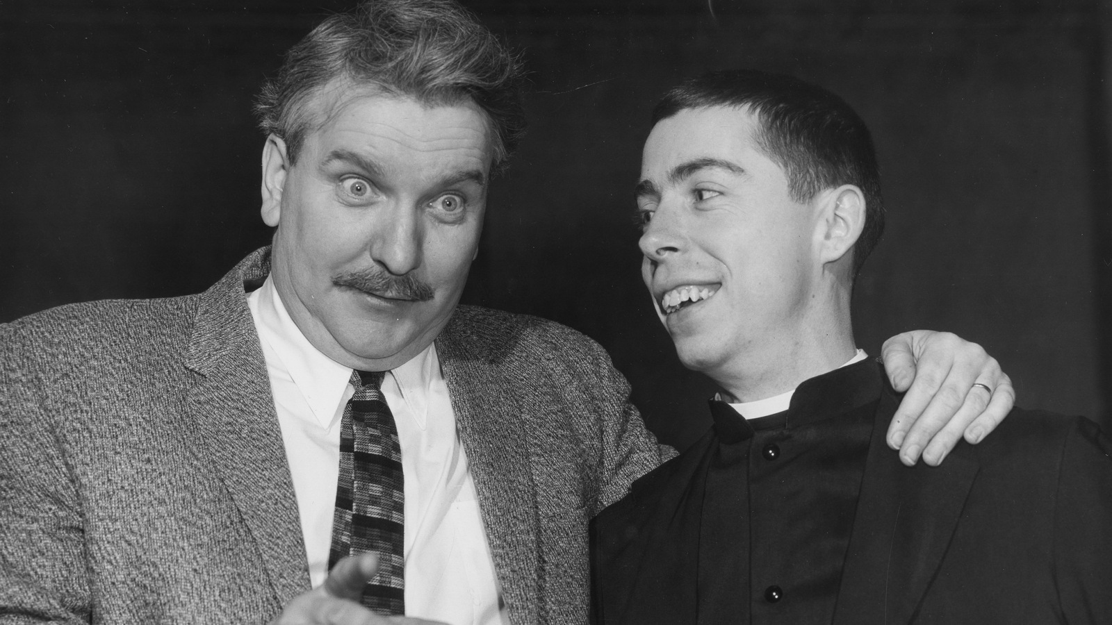 Jean Duceppe en veston cravate et Gilles Latulippe en soutane dans <i>Bousille et les justes</i>. Jean Duceppe en veston cravate et Gilles Latulippe en soutane dans <i>Bousille et les justes</i>.