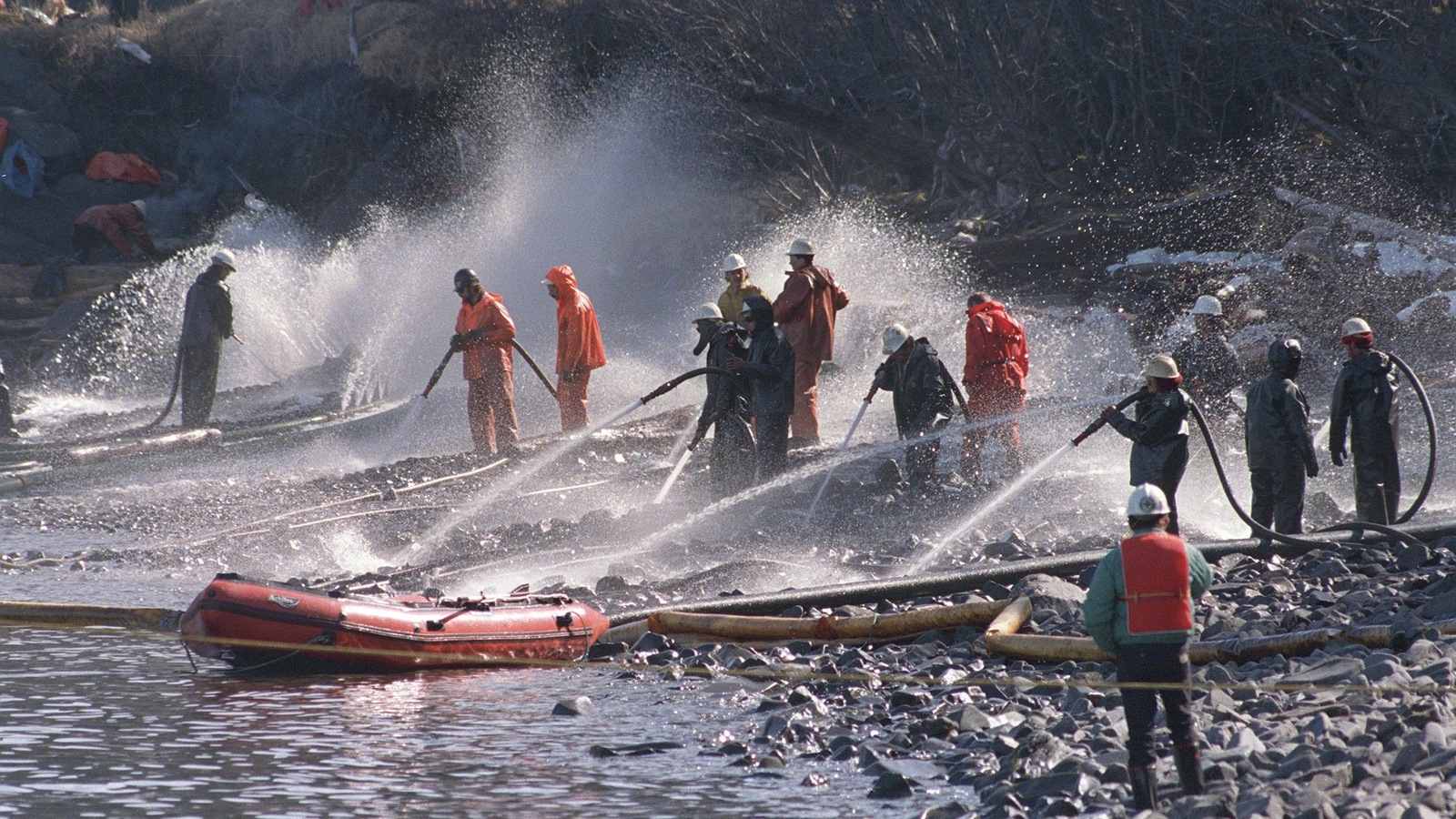 Le 21 avril avril 1989, des équipes tentent de nettoyer les côtes de l'Alaska avec des jets à haute pression. Le 21 avril avril 1989, des équipes tentent de nettoyer les côtes de l'Alaska avec des jets à haute pression.