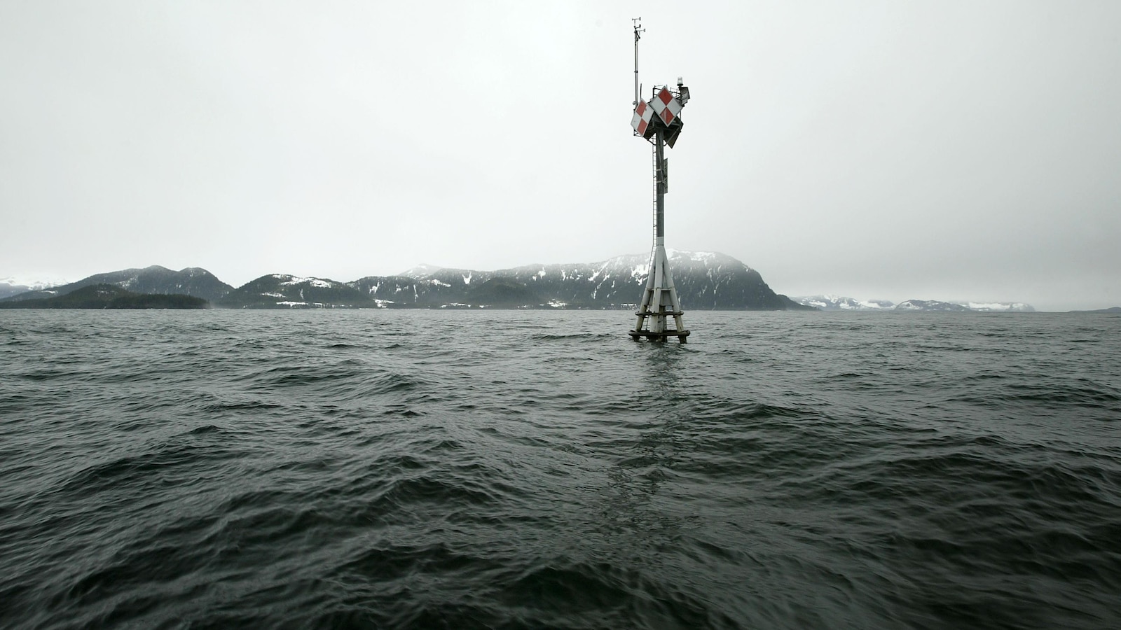 Un pylône dans la baie du Prince-William, en Alaska. Un pylône dans la baie du Prince-William, en Alaska.