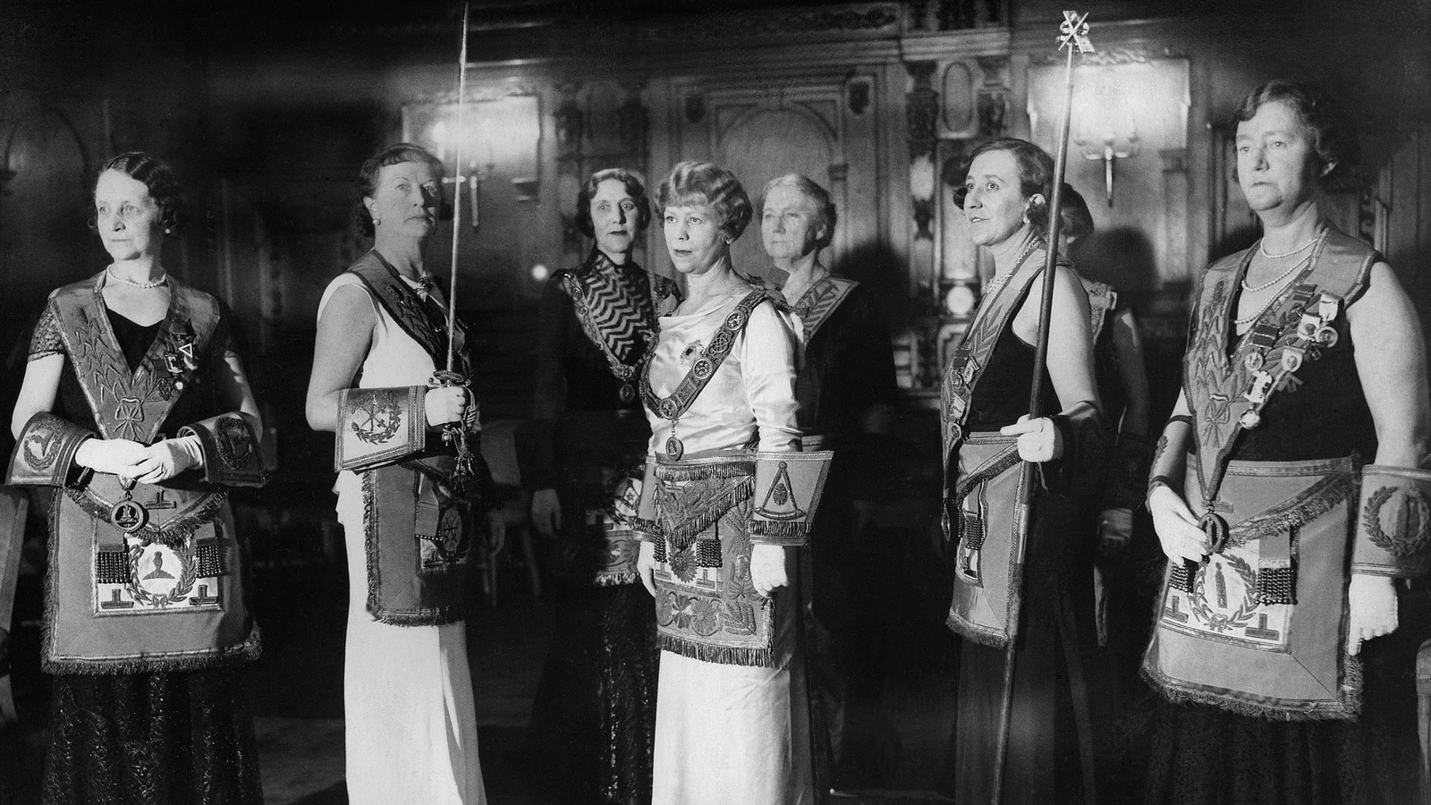 Des femmes franc-maçons en costumes officiels lors d'un rituel à Londres, en 1934. Des femmes franc-maçons en costumes officiels lors d'un rituel à Londres, en 1934.