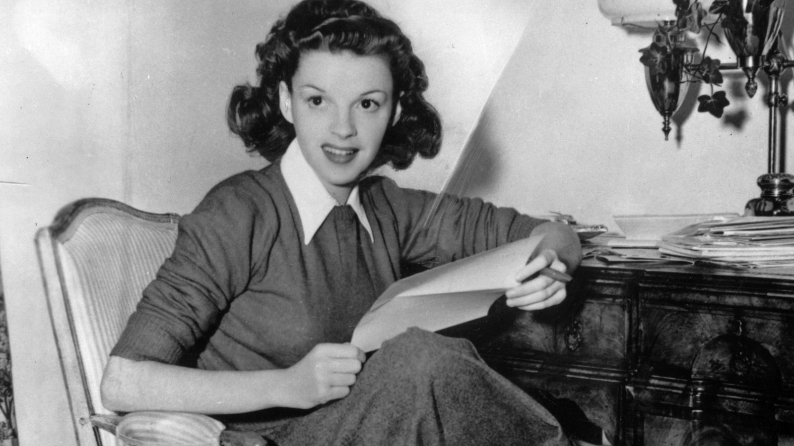 Judy Garland assise chez elle en 1944. Judy Garland assise chez elle en 1944.