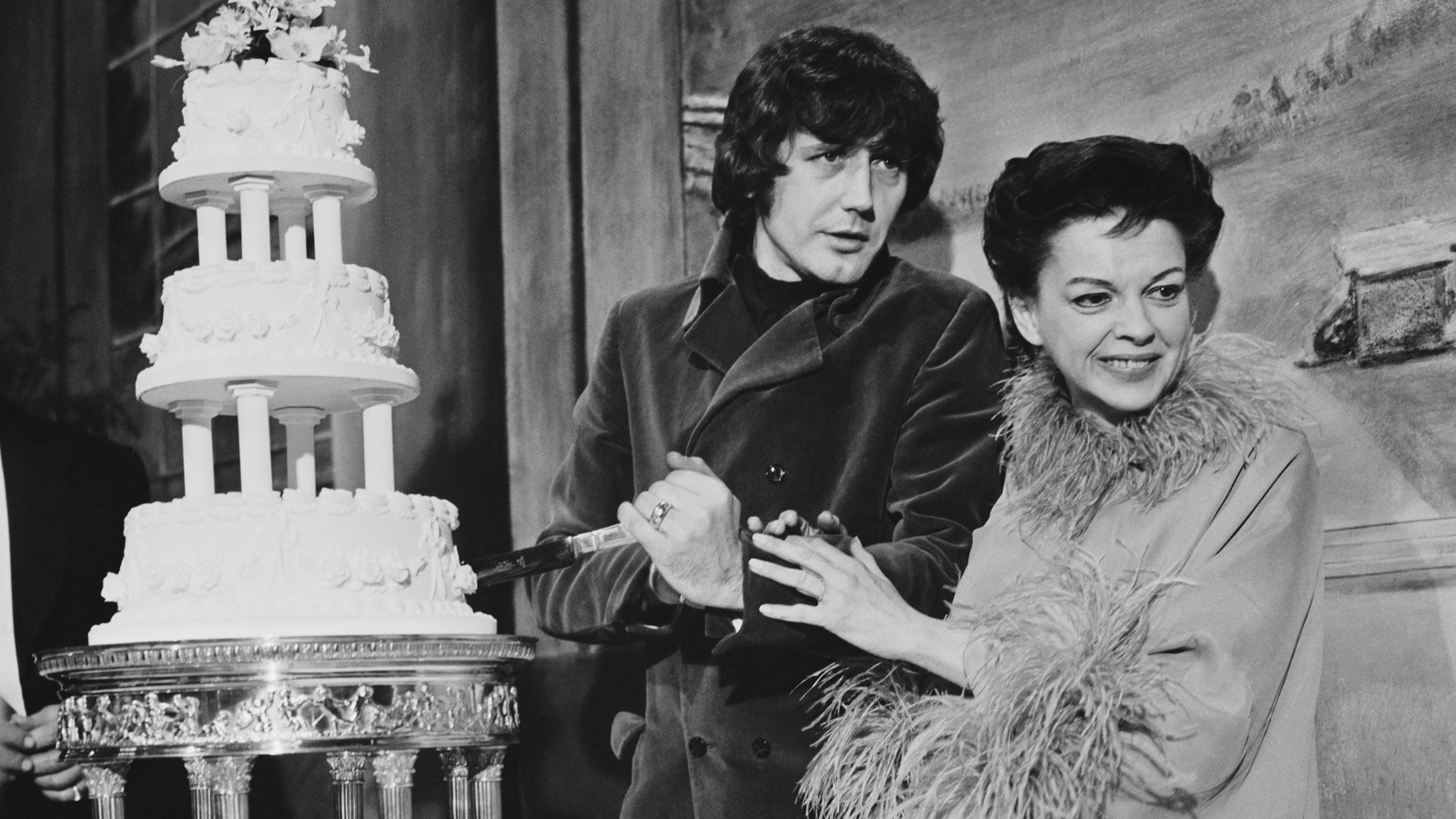 Judy Garland et son mari Mickey Deans en train de tailler une part d'un gâteau de mariage. Judy Garland et son mari Mickey Deans en train de tailler une part d'un gâteau de mariage.