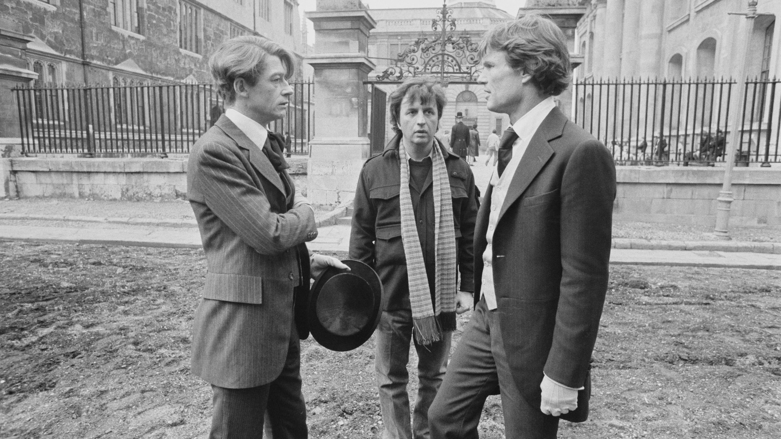 Le comédien John Hurt, le réalisateur Michael Cimino et le comédien Kris Kristofferson sur le plateau anglais du film <i>La porte du paradis</i>, en 1980. Le comédien John Hurt, le réalisateur Michael Cimino et le comédien Kris Kristofferson sur le plateau anglais du film <i>La porte du paradis</i>, en 1980.