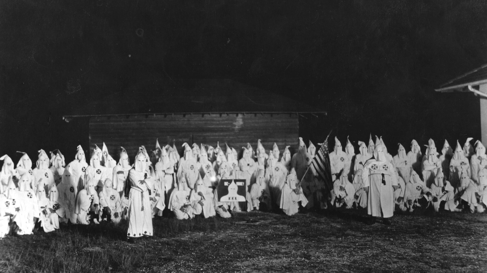 Vaste rassemblement de membres du Ku Klux Klan en costume, en 1920. Vaste rassemblement de membres du Ku Klux Klan en costume, en 1920.
