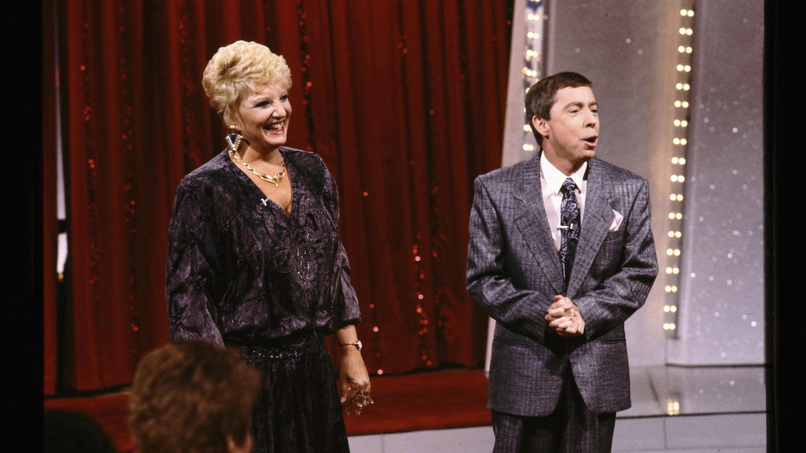 Suzanne Lapointe et Gilles Latulippe devant un rideau rouge dans <i>Les démons du midi</i> en 1987. Suzanne Lapointe et Gilles Latulippe devant un rideau rouge dans <i>Les démons du midi</i> en 1987.