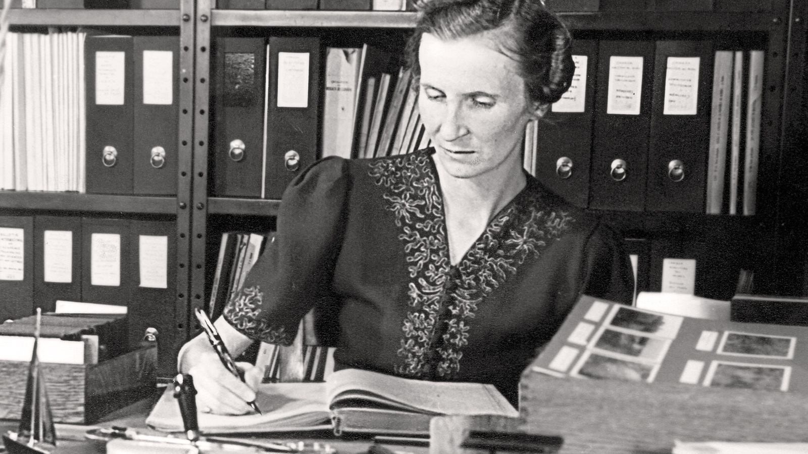 Marcelle Gauvreau prend des notes dans un cahier. Marcelle Gauvreau prend des notes dans un cahier.