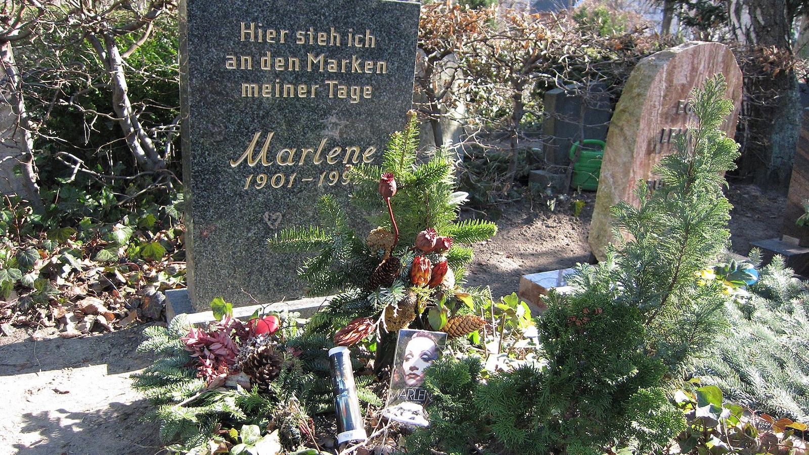 Dans un cimetière se trouve une tombe avec une pierre écrite en allemand et Marlene 1901-199. Dans un cimetière se trouve une tombe avec une pierre écrite en allemand et Marlene 1901-199.