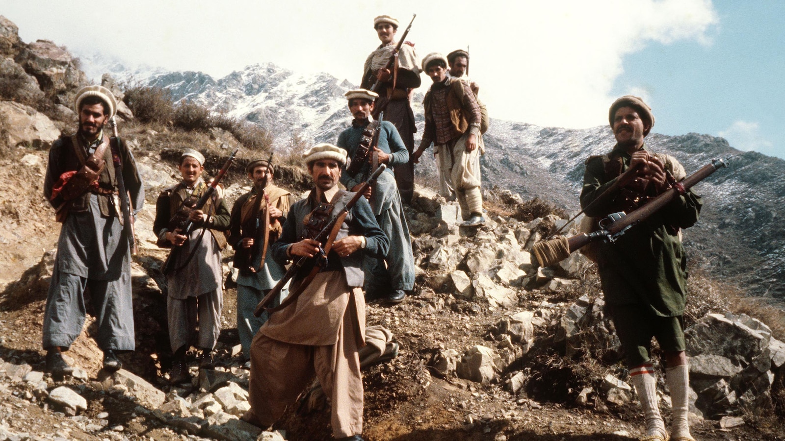 Des moudjahidines posent avec leurs armes sur le flanc d'une montagne au début des années 1980. Des moudjahidines posent avec leurs armes sur le flanc d'une montagne au début des années 1980.