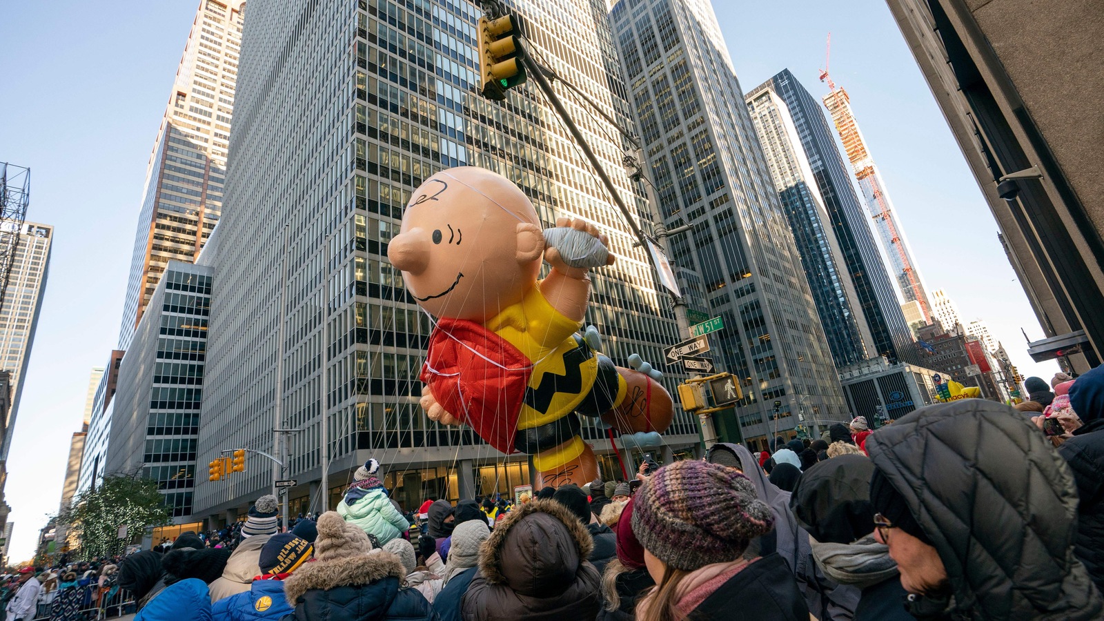 Un ballon à l'effigie de Charlie Brown flotte au-dessus du défilé de l'Action de grâces à New York, en novembre 2018. Un ballon à l'effigie de Charlie Brown flotte au-dessus du défilé de l'Action de grâces à New York, en novembre 2018.