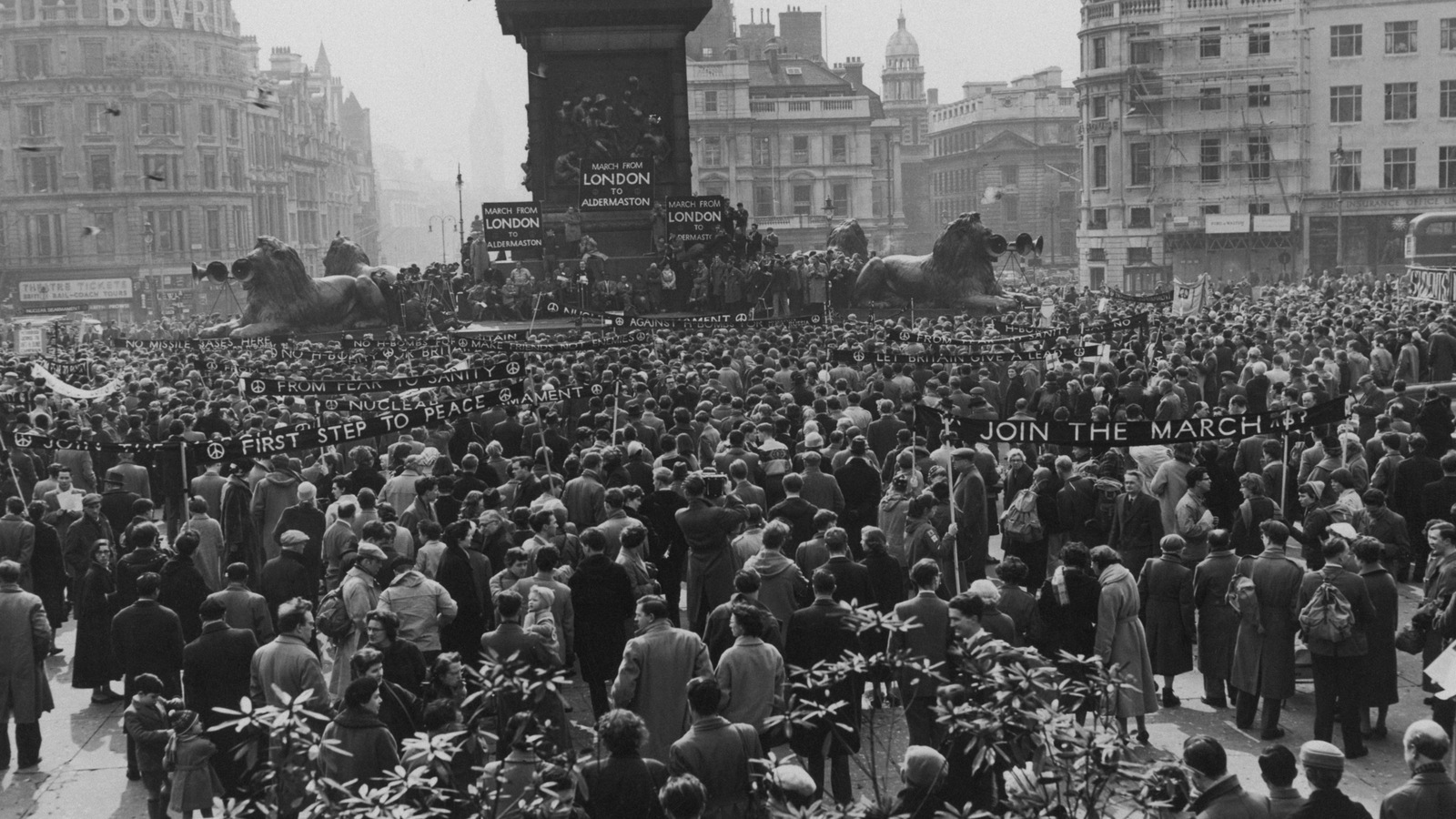 Foule au Trafalgar Square de Londres à l'occasion de la marche antinucléaire du 4 avril 1958. Foule au Trafalgar Square de Londres à l'occasion de la marche antinucléaire du 4 avril 1958.