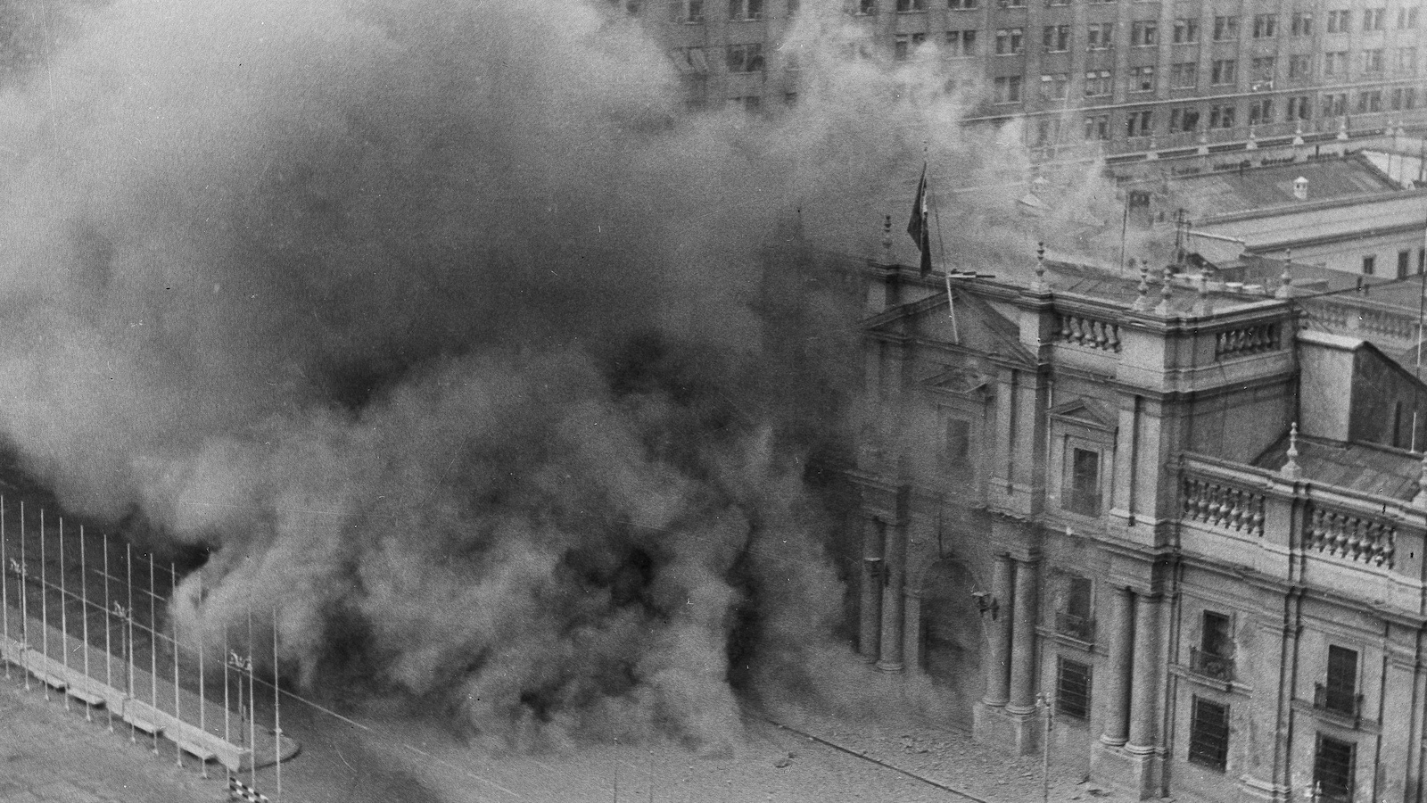 Le 11 septembre 1973, le palais présidentiel chilien est en flamme à la suite de bombardements visant à renverser le gouvernement de Salvador Allende. Le 11 septembre 1973, le palais présidentiel chilien est en flamme à la suite de bombardements visant à renverser le gouvernement de Salvador Allende.