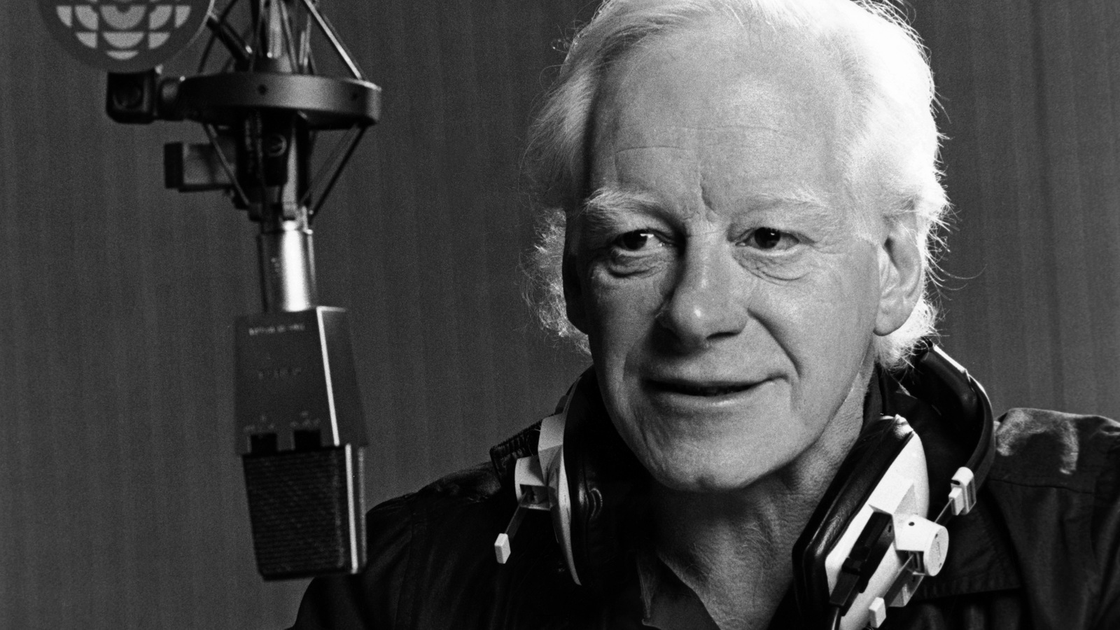 Pierre Bourgault se tient devant un micro, à Radio-Canada, en 1986. Pierre Bourgault se tient devant un micro, à Radio-Canada, en 1986.