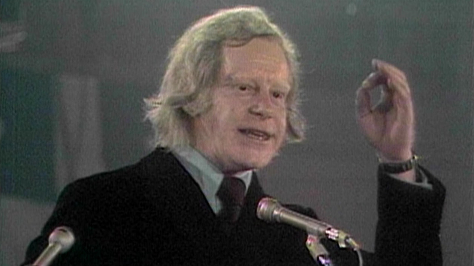 Capture d'écran d'une émission où Pierre Bourgault prononce un discours devant une foule de partisans péquistes. Capture d'écran d'une émission où Pierre Bourgault prononce un discours devant une foule de partisans péquistes.