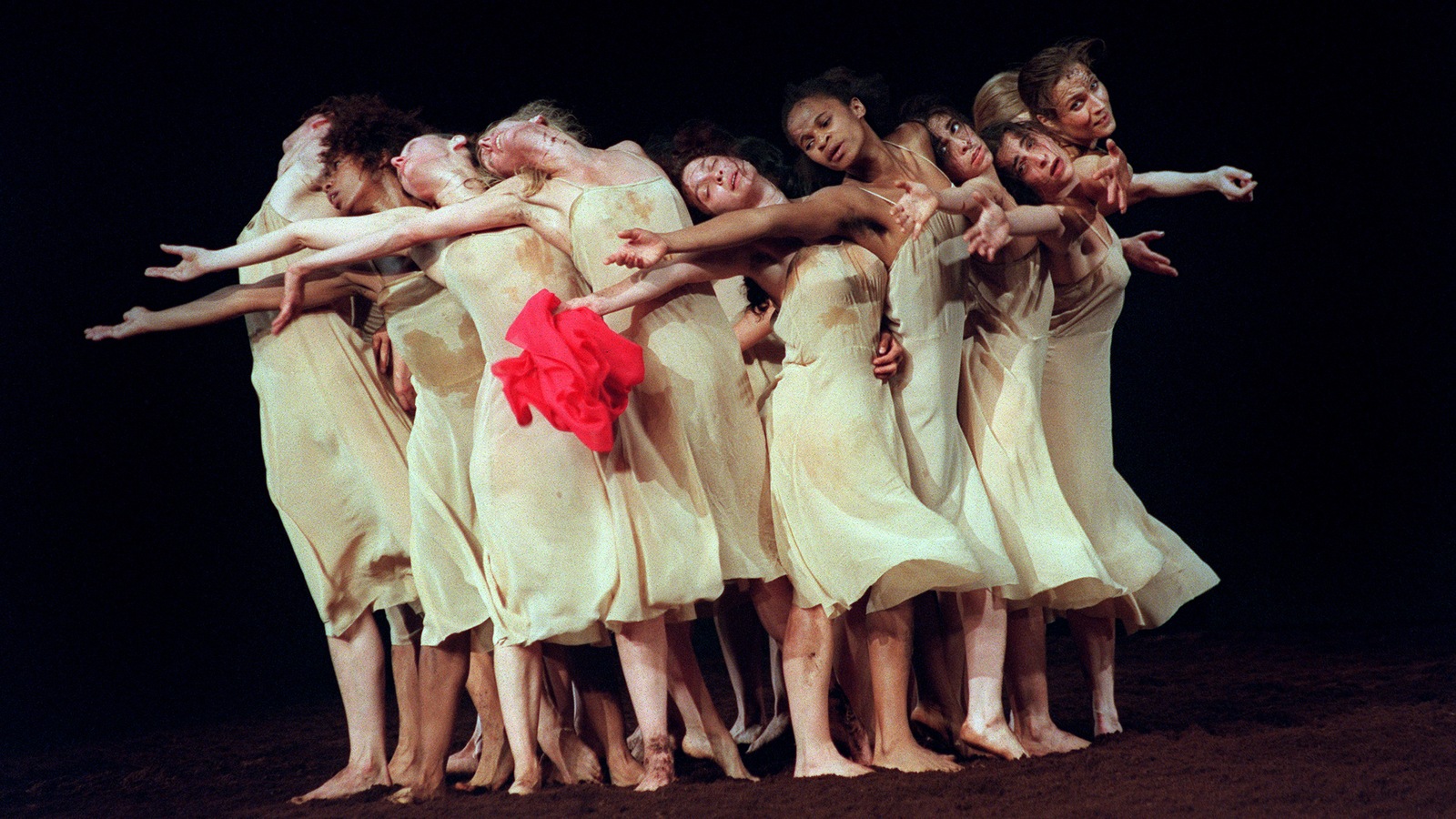 Des danseuses de la troupe de Pina Bausch tendent les bras. Des danseuses de la troupe de Pina Bausch tendent les bras.