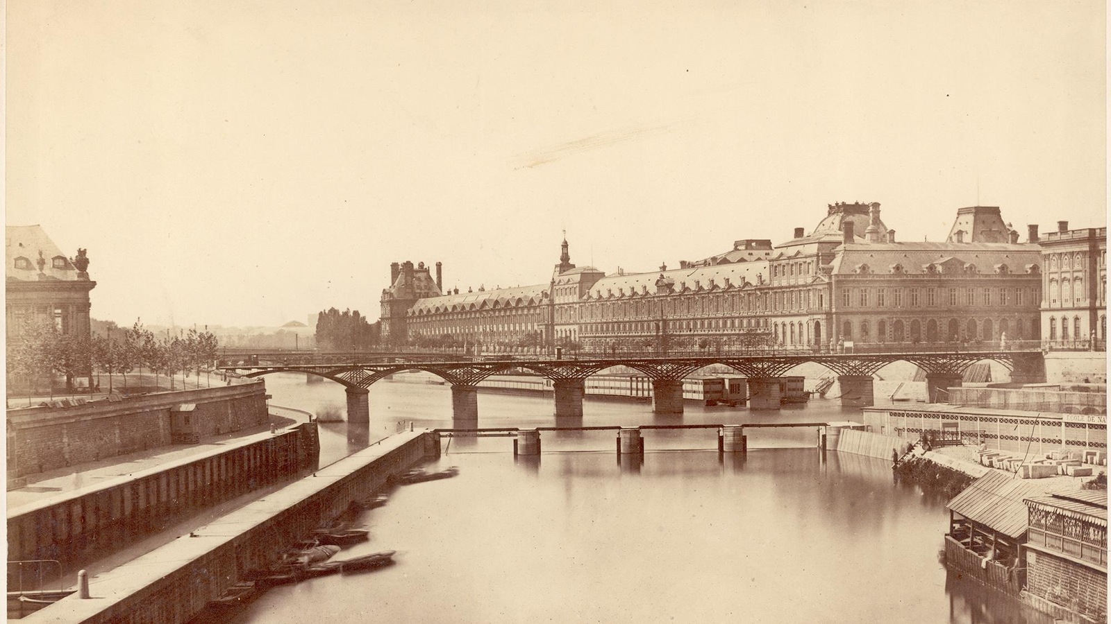 Une vue en 1856 du musée du Louvre, du pont des Arts et de la Seine à Paris. Une vue en 1856 du musée du Louvre, du pont des Arts et de la Seine à Paris.