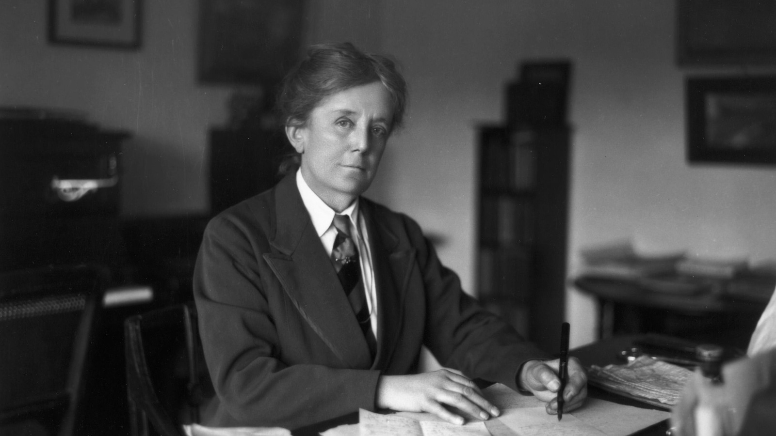La compositrice Ethel Mary Smyth (1858 - 1944) assise à un bureau en 1925. La compositrice Ethel Mary Smyth (1858 - 1944) assise à un bureau en 1925.